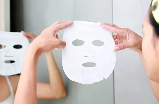 Da mụn có nên đắp mặt nạ giấy không? Chuyên gia chia sẻ