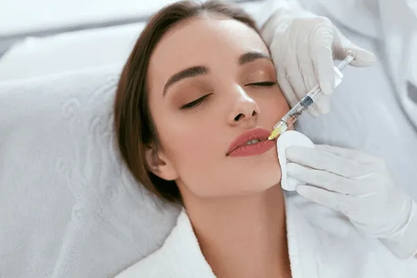 Nguyên nhân tiêm filler môi bị lệch và cách khắc phục hiệu quả