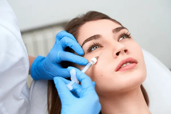 Tiêm filler hốc mắt được thực hiện như thế nào?