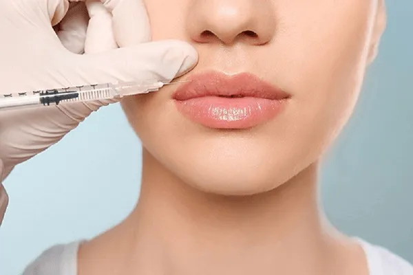 Phương pháp tiêm filler môi có đau không?