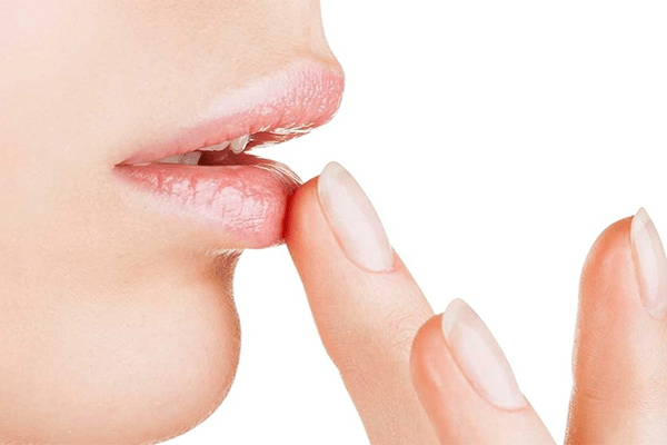 Sau khi tiêm filler môi có hôn được không? Ảnh hưởng như thế nào?